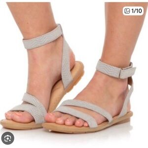 Born Size 9 Ankle Strap Sandals
